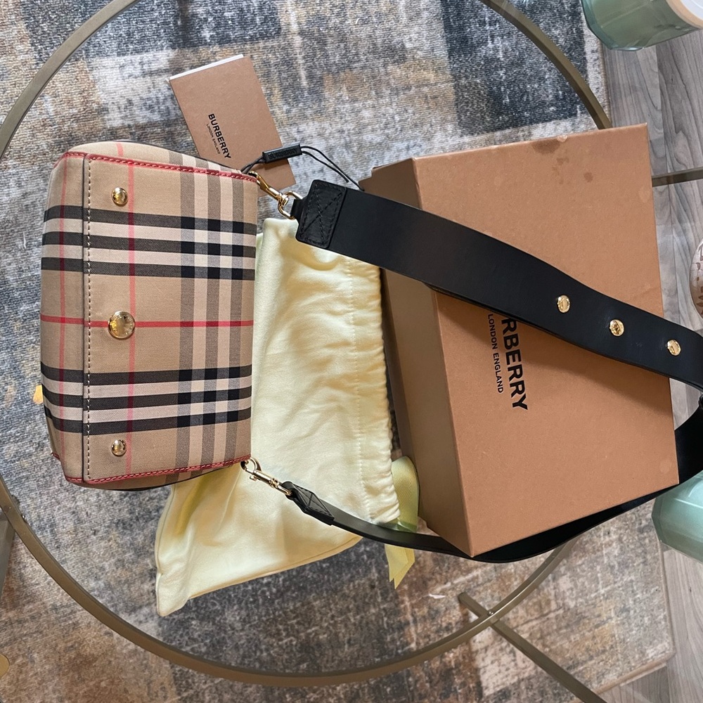 Authentic Burberry Hackberry Crossbody - Picture 5 of 13
